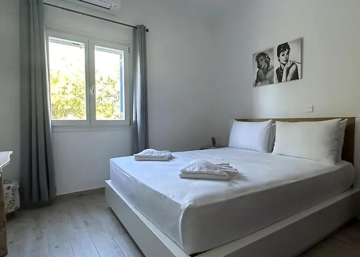 Seafront 3-bedroom Cycladic South Paros Lejlighed *